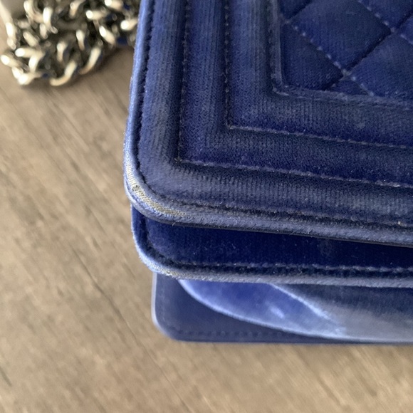 Blue Velvet Chanel medium boy flap - Picture 8 of 12
